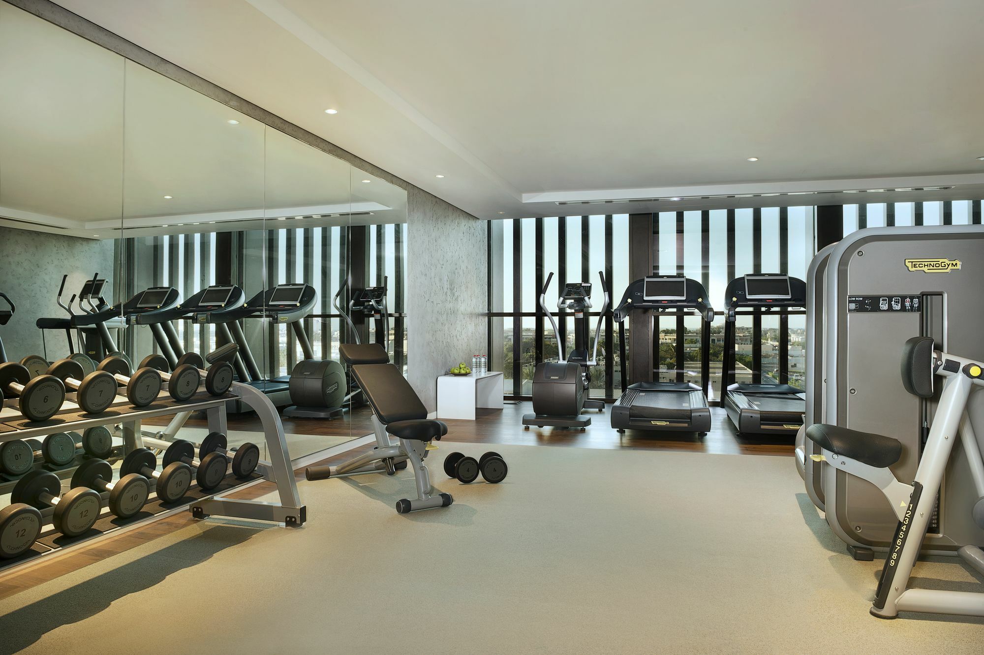ลา วีลล์ โฮเทล แอนด์ สวีท ซิตี้วอล์ก ดูไบ ออโตกราฟ คอลเลกชัน Hotel ภายนอก รูปภาพ The gym at the hotel